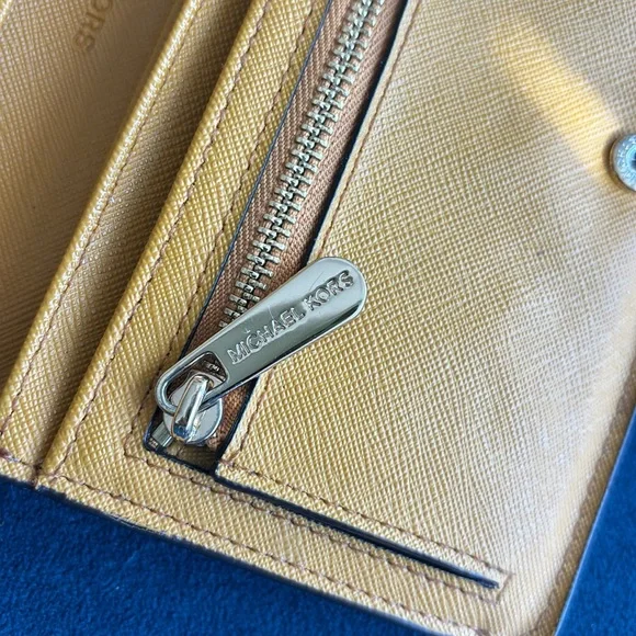 Michael Kors Continental wallet with 5 pockets, 7 card holders and change pocket - Picture 5 of 9